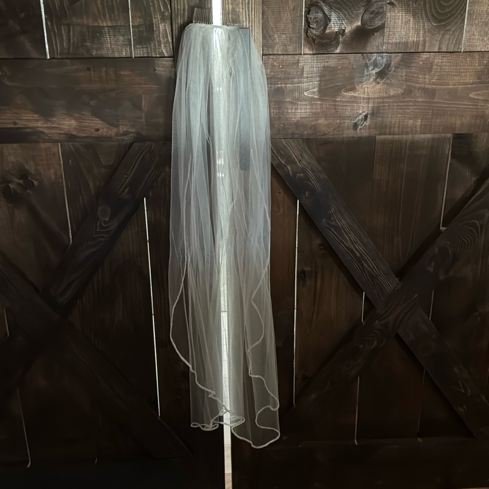 Wedding veil. Finger tip
Length. Sequin edging